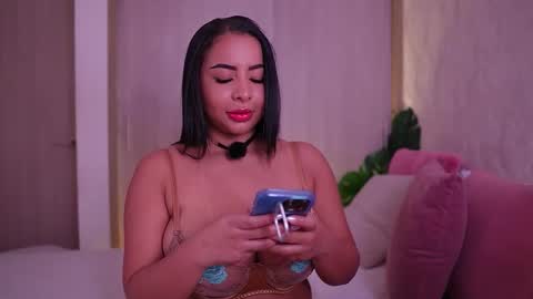 Snapshot of emiily_bell chatting on 11.12.25 online show from 11.12.25