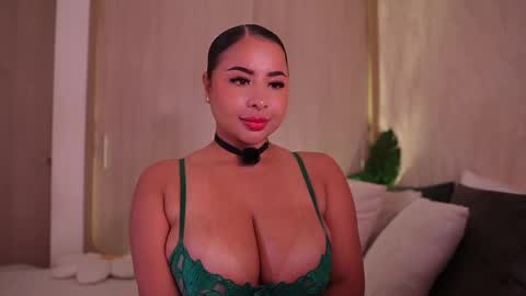 Snapshot of emiily_bell chatting on 11.23.25 online show from 11.23.25