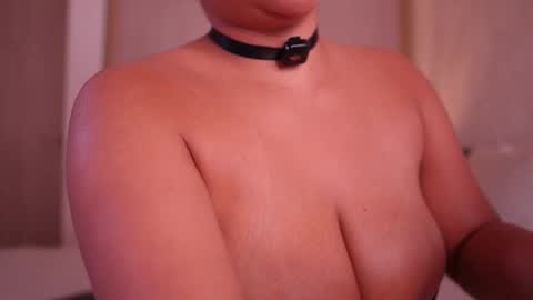 Snapshot of emiily_bell chatting on 11.27.25 online show from 11.27.25