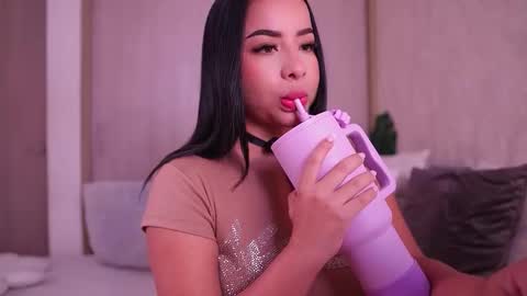 Snapshot of emiily_bell chatting on 11.30.25 online show from 11.30.25