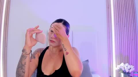 EMILY ROBERTS online show from 04.18.26