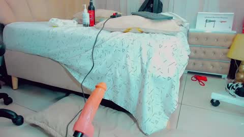 EmillySaenz online show from 12.02.24