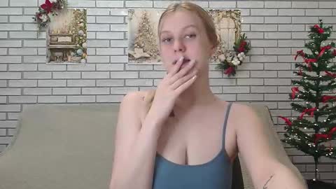 Snapshot of emiliaduchess chatting on 12.19.24 Amili online show from 12.19.24