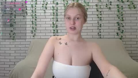 Snapshot of emiliaduchess chatting on 02.04.25 Amili online show from 02.04.25