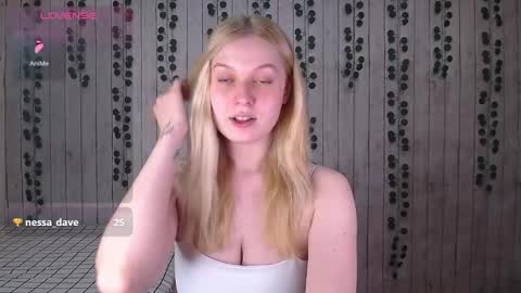 Snapshot of emiliaduchess chatting on 10.23.25 Amili online show from 10.23.25