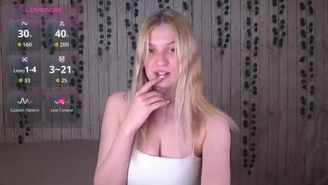 Snapshot of emiliaduchess chatting on 11.28.25 Amili online show from 11.28.25