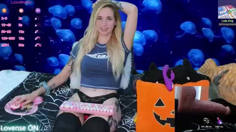 Snapshot of emiliamoonxxx chatting on 10.21.25 EmiliaMoon online show from 10.21.25