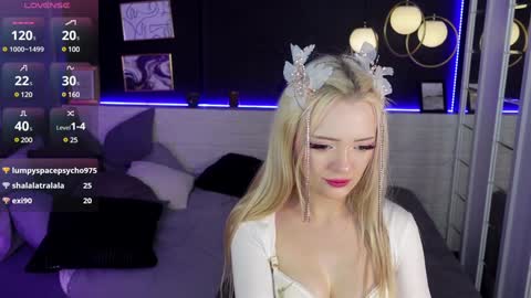 Snapshot of emily_air chatting on 12.21.24 Emily online show from 12.21.24