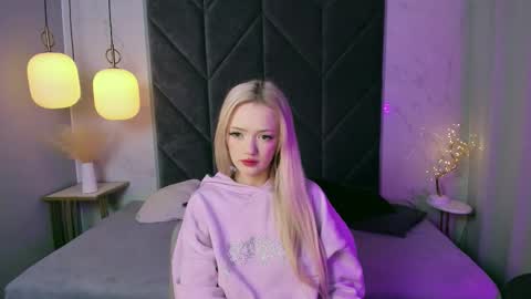 Snapshot of emily_air chatting on 09.28.25 Emily online show from 09.28.25