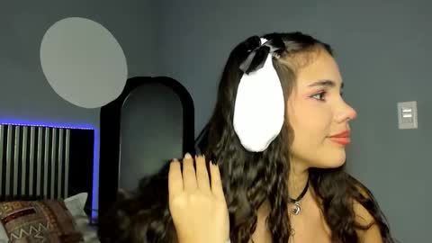 Snapshot of emily_beltonn chatting on 10.27.25 online show from 10.27.25