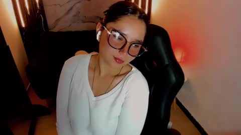 Snapshot of emily_carter19 chatting on 09.23.25 Emily Carter online show from 09.23.25