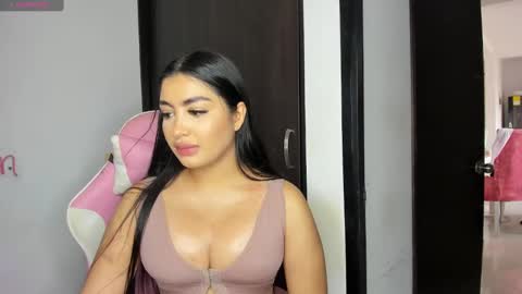 Snapshot of emily_huddson_ chatting on 02.01.25 independet model online show from 02.01.25
