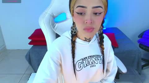 Snapshot of emilydaft chatting on 04.19.26 fari online show from 04.19.26