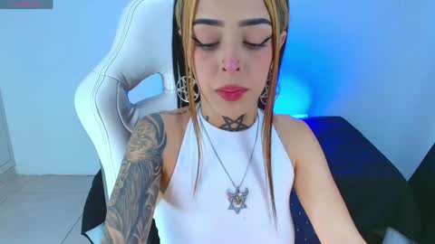 Snapshot of emilydaft chatting on 04.25.26 fari online show from 04.25.26