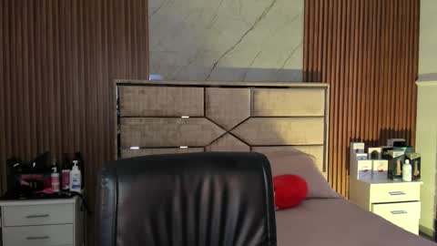 Emily Hendrix online show from 09.12.25