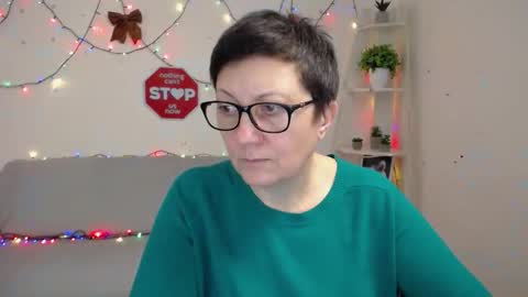 Snapshot of emilyl0vee chatting on 01.12.26 Emily online show from 01.12.26