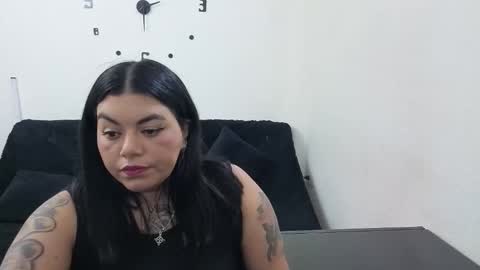 Snapshot of emilyriskhot chatting on 05.12.26 emily friends online show from 05.12.26