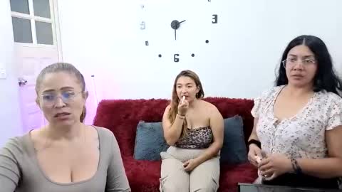 Snapshot of emilyriskhot chatting on 06.09.26 emily friends online show from 06.09.26