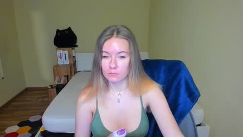 Snapshot of emilyy____ chatting on 02.14.25 Emily online show from 02.14.25