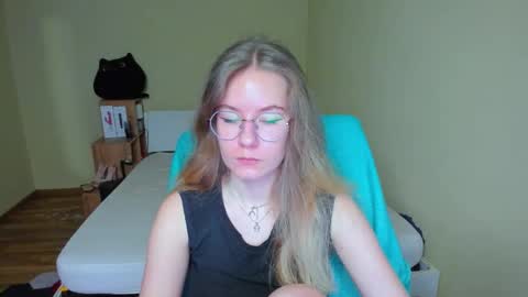Snapshot of emilyy____ chatting on 02.16.25 Emily online show from 02.16.25