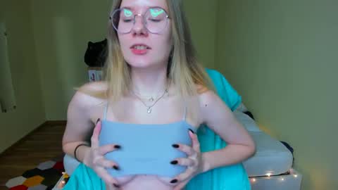Snapshot of emilyy____ chatting on 02.18.25 Emily online show from 02.18.25