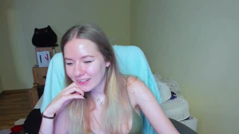 Snapshot of emilyy____ chatting on 03.08.25 Emily online show from 03.08.25
