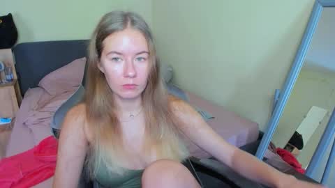 Snapshot of emilyy____ chatting on 09.14.25 Emily online show from 09.14.25
