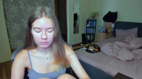 Snapshot of emilyy____ chatting on 10.08.25 Emily online show from 10.08.25