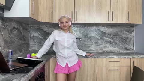 Snapshot of eminent_eva chatting on 01.22.25 Eminent Eva online show from 01.22.25