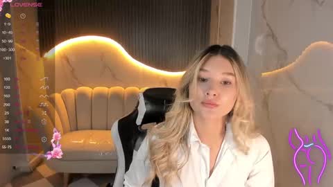Snapshot of emma1_b_ chatting on 10.02.25 Emma online show from 10.02.25
