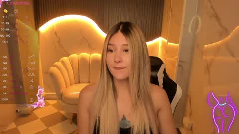 Snapshot of emma1_b_ chatting on 10.13.25 Emma online show from 10.13.25