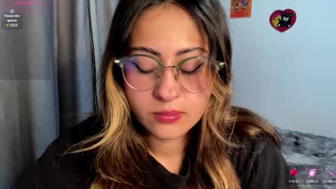 Snapshot of emma__bell_ chatting on 10.01.25 Emma Is here online show from 10.01.25