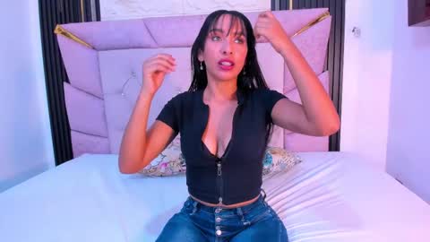 Snapshot of emma_lorense chatting on 02.24.25 Emma online show from 02.24.25