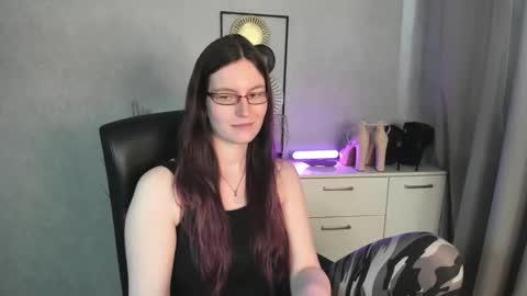 Snapshot of emma_lust94 chatting on 04.27.26 emma online show from 04.27.26