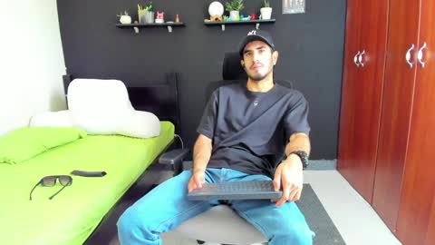 Snapshot of emma_muscle_ chatting on 12.02.24 emma online show from 12.02.24