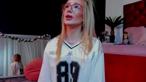 Snapshot of emmacin chatting on 05.30.26 Em online show from 05.30.26