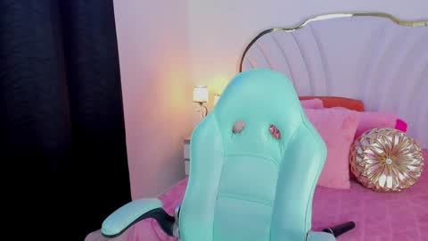 Snapshot of emmacrush chatting on 02.04.25 Welcome Im yosein Your love is my passion activate it with your tips and enjoy with me online show from 02.04.25