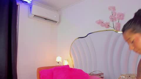 Snapshot of emmacrush chatting on 02.14.25 Welcome Im yosein Your love is my passion activate it with your tips and enjoy with me online show from 02.14.25