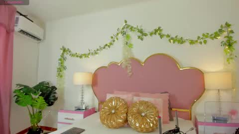 Snapshot of emmacrush chatting on 09.25.25 Welcome Im yosein Your love is my passion activate it with your tips and enjoy with me online show from 09.25.25