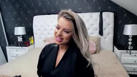 Emma Mavis online show from 10.19.25