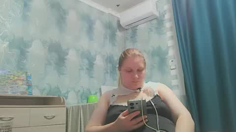 Snapshot of emmamelody944534 chatting on 10.08.25 emmamelody online show from 10.08.25