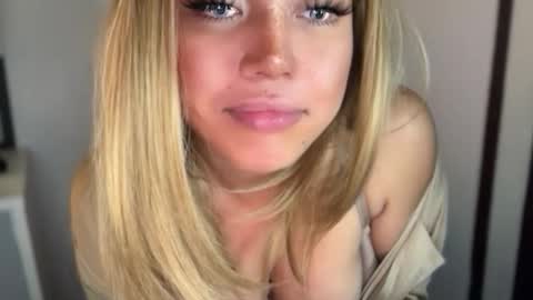 Snapshot of emmawatsoons chatting on 01.31.26 YourDreamGirl Emma online show from 01.31.26