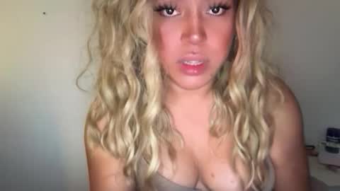 Snapshot of emmawatsoons chatting on 02.19.26 YourDreamGirl Emma online show from 02.19.26