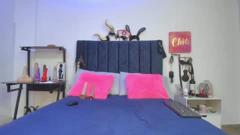 Snapshot of emmily_giraldo chatting on 12.10.24 online show from 12.10.24