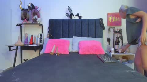 Snapshot of emmily_giraldo chatting on 12.28.24 online show from 12.28.24