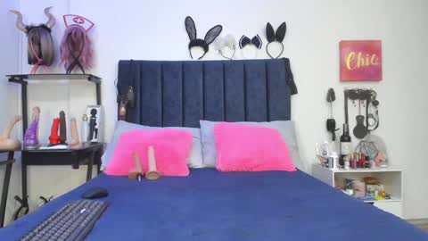 Snapshot of emmily_giraldo chatting on 01.22.25 online show from 01.22.25