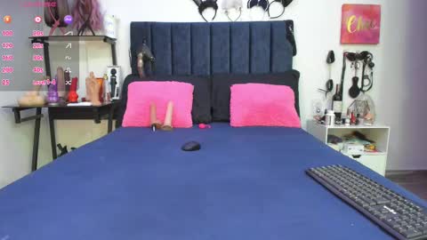Snapshot of emmily_giraldo chatting on 02.27.25 online show from 02.27.25