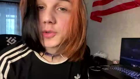 Snapshot of emo_kiss chatting on 12.15.25 Amur online show from 12.15.25