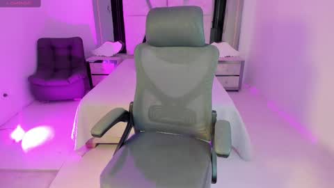 Snapshot of emysilver chatting on 02.20.25 Emy Silver online show from 02.20.25