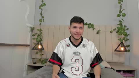 Snapshot of enzo_rivas chatting on 10.30.25 ENZO online show from 10.30.25